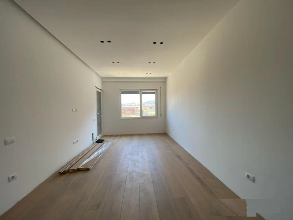 Tirane, jap me qera zyre Kati 2, 86 m² 700 € (Rruga e Kavajes, prane Spitalit Amerikan 3)