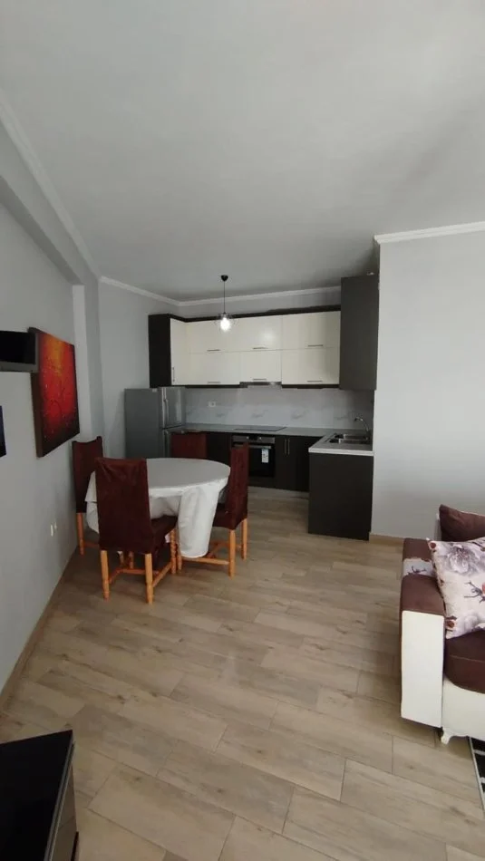 Tirane, jepet me qera apartament 1+1 Kati 4, 74 m² 600 € (Rruga e Dibres)