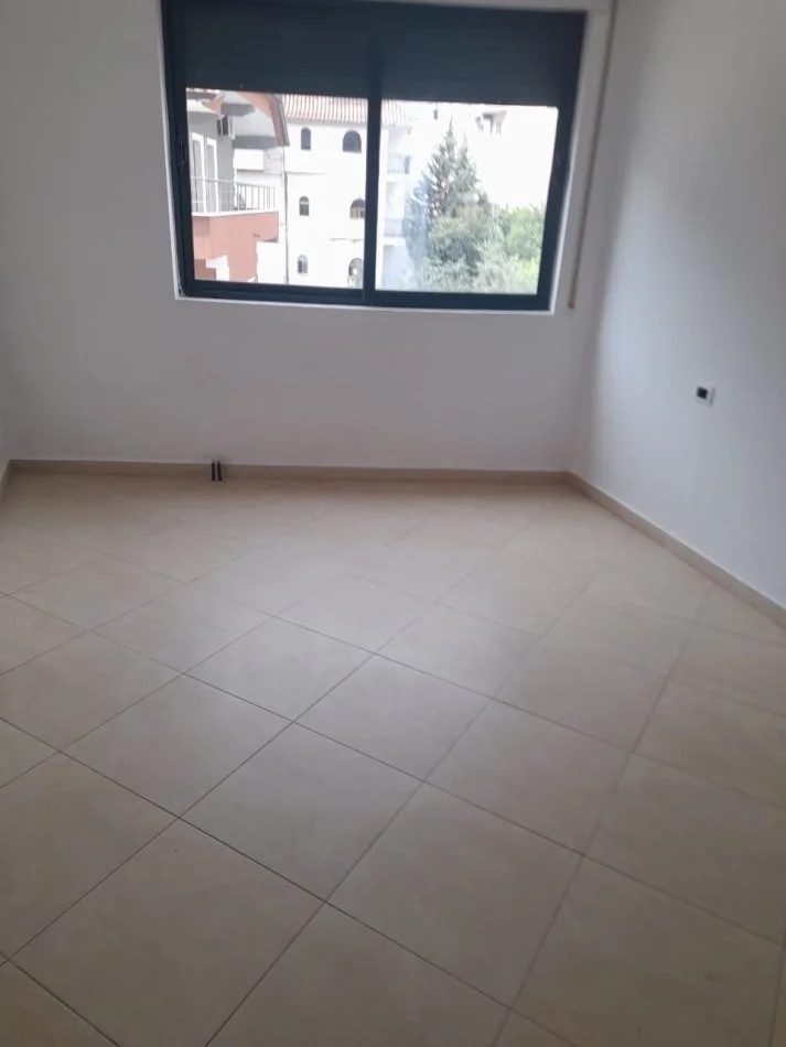 Tirane, jepet me qera apartament 2+1 Kati 1, 115 m² 400 € (Fresk)