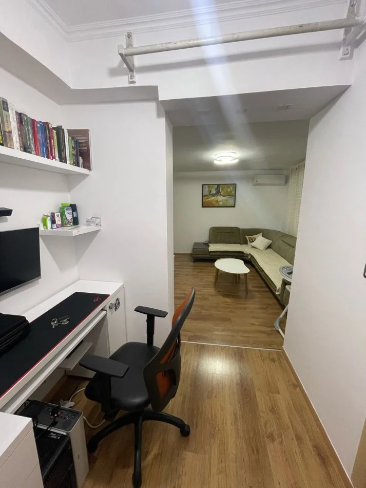 Tirane, jepet me qera apartament 2+1+Ballkon Kati 5, 85 m² 550 € (Kongresi i Tiranes, Prane shkolles "Hasan Vogli")
