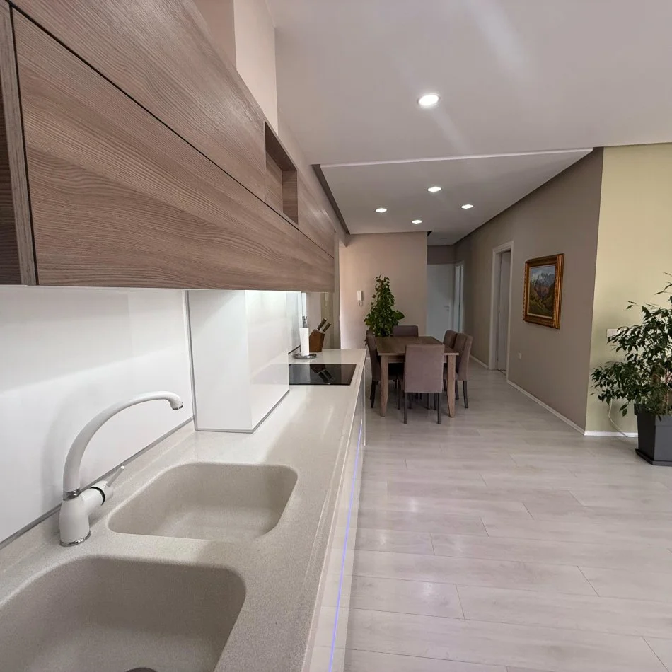 Tirane, jepet me qera apartament 3+1 Kati 4, 189 m² 1.000 € (Liqeni i Thate)