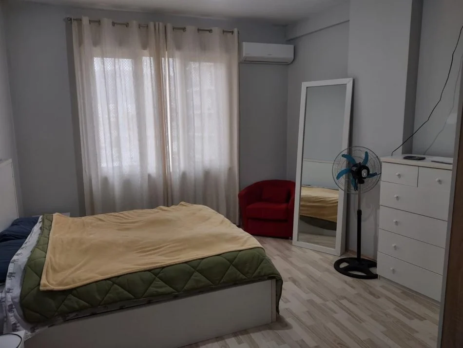 Tirane, jepet me qera apartament 2+1+Ballkon Kati 3, 100 m² 600 € (Stacioni i Trenit, Rruga Karl Gega)