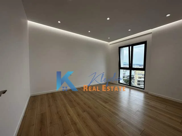Tirane, jap me qera zyre Kati 9, 106 m² 75000 leke te Kompleksi Arlis, Rruga e Dibres