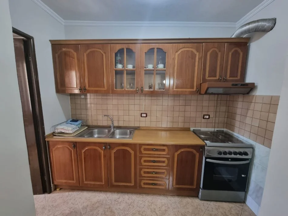 Tirane, jepet me qera apartament 2+1+Ballkon Kati 3, 74 m² 500 € (Rruga Bardhyl, prane Bar Oslo)
