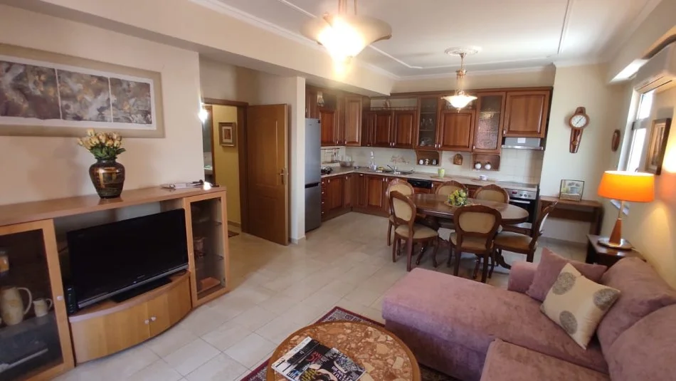 Tirane, jepet me qera apartament 2+1+Ballkon Kati 7, 100 m² 800 € (Bllok, prane Sky Tower)