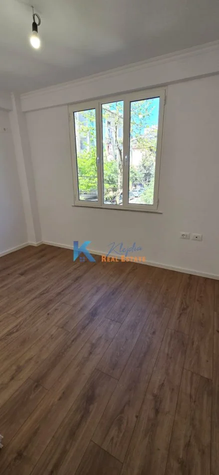 Tirane, shitet apartament 1+1 Kati 2, 32 m² 110.000 € (21 Dhjetori, afer Mozaikut)