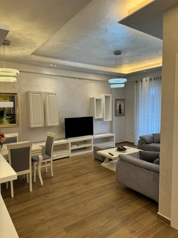 Tirane, jepet me qera apartament 2+1+Ballkon Kati 4, 110 m² 600 € (Kompleksi Golden Park, Spitali Amerikan 3)