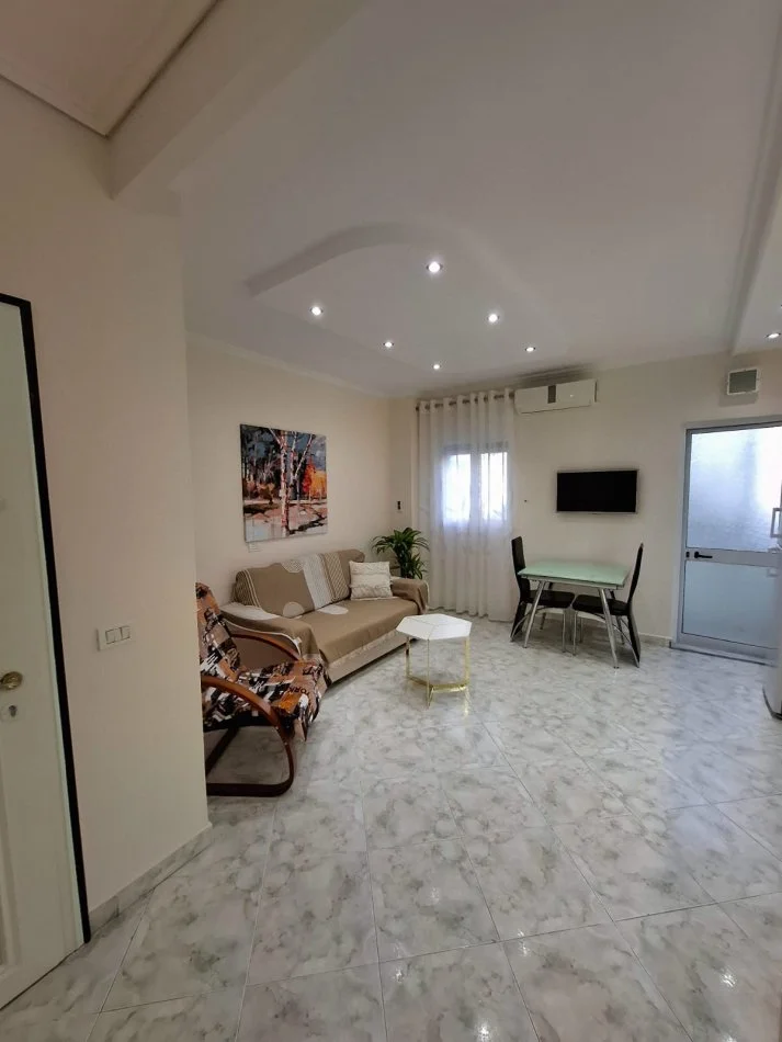 Tirane, jepet me qera apartament 1+1+Ballkon Kati 3, 65 m² 550 € (Komuna e Parisit, prane Kristal Center)