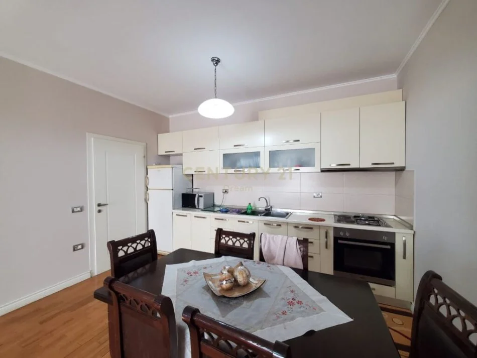 Tirane, jepet me qera apartament 2+1 Kati 7, 165 m² 650 € (Rruga Aleksander Moisiu, prane Ministrise se Kultures)