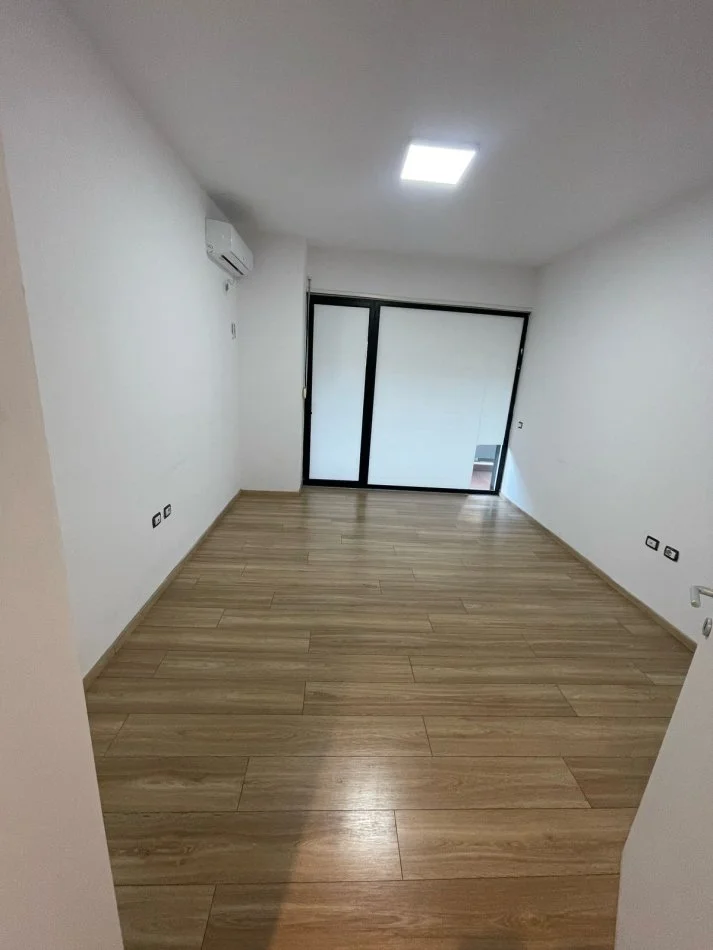 Tirane, jap me qera zyre Kati 2, 112 m² 600 € (Rruga Asim Vokshi, afer Prestige)