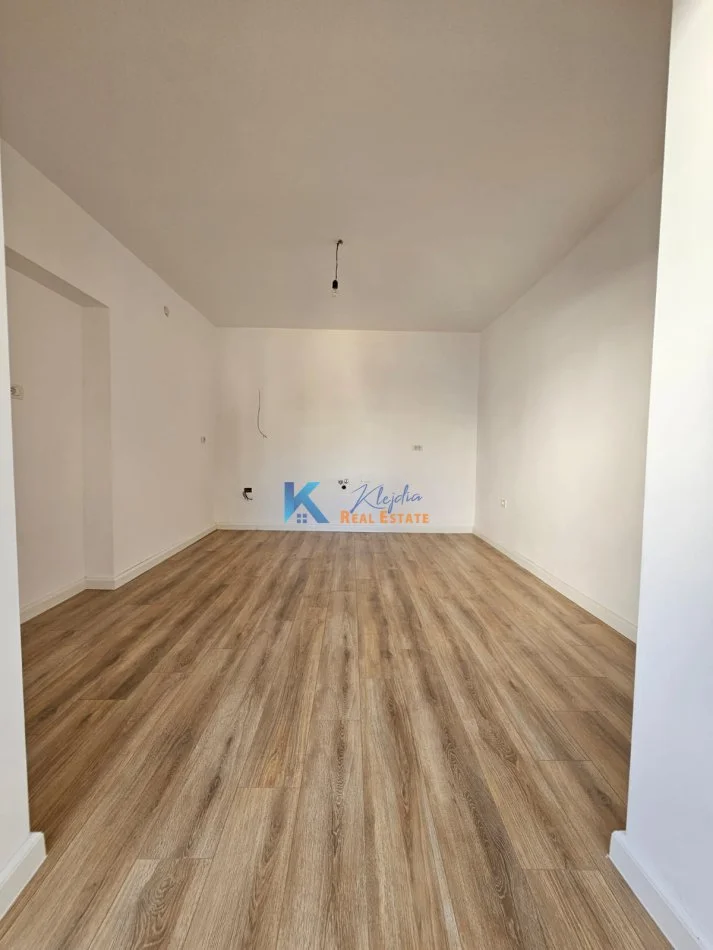 Tirane, shitet apartament 1+1 Kati 5, 42 m² 98.000 € (21 Dhjetori, afer Mozaikut te Tiranes)