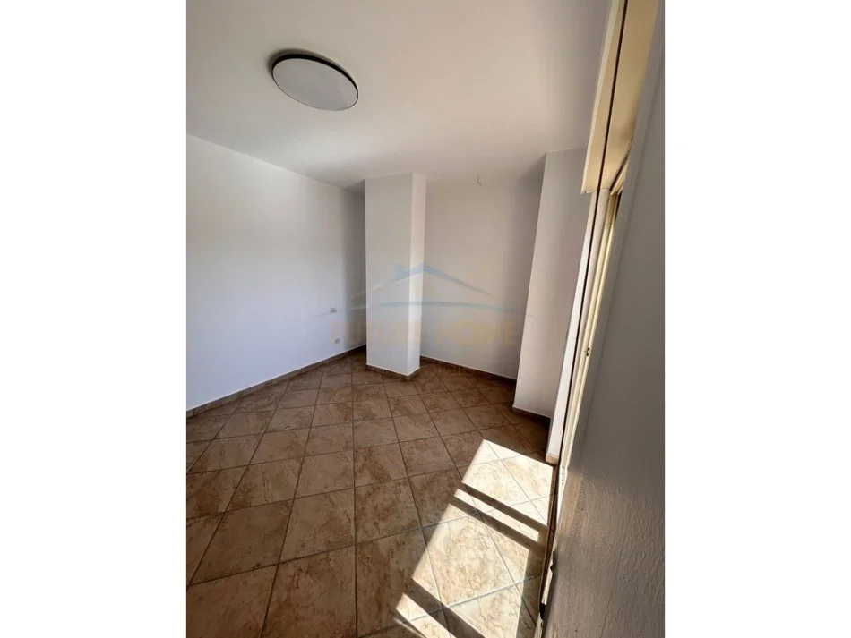 Tirane, jepet me qera apartament 2+1+Ballkon Kati 6, 115 m² 600 € (Rruga Fortuzi)