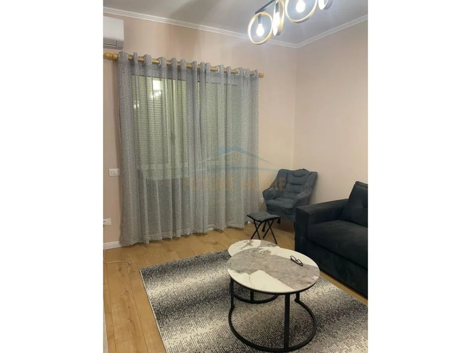 Tirane, jepet me qera 1+1+Ballkon Kati 2, 70 m² 650 € (Bulevardi Zogu i I)