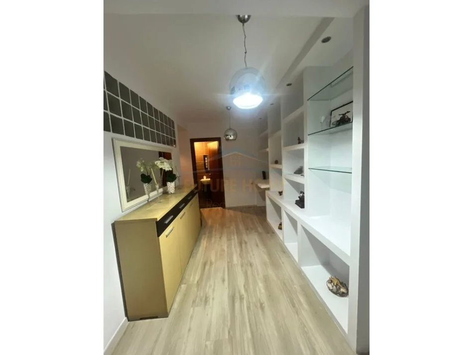 Tirane, jepet me qera 1+1+Ballkon Kati 3, 74 m² 600 € (Rruga e Bogdaneve)