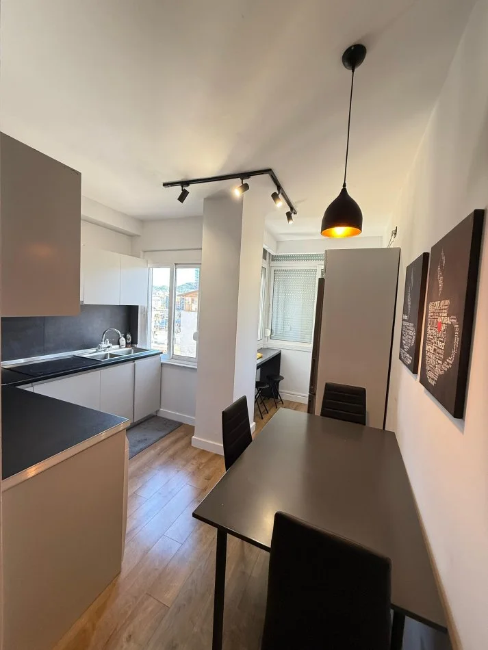 Tirane, jepet me qera apartament 1+1 Kati 11, 70 m² 700 € (Komuna e Parisit)