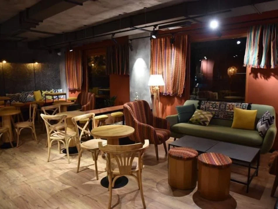 Tirane, jepet me qera lokal Kati 0, 172 m² 2.000 € (ish ekspozita)