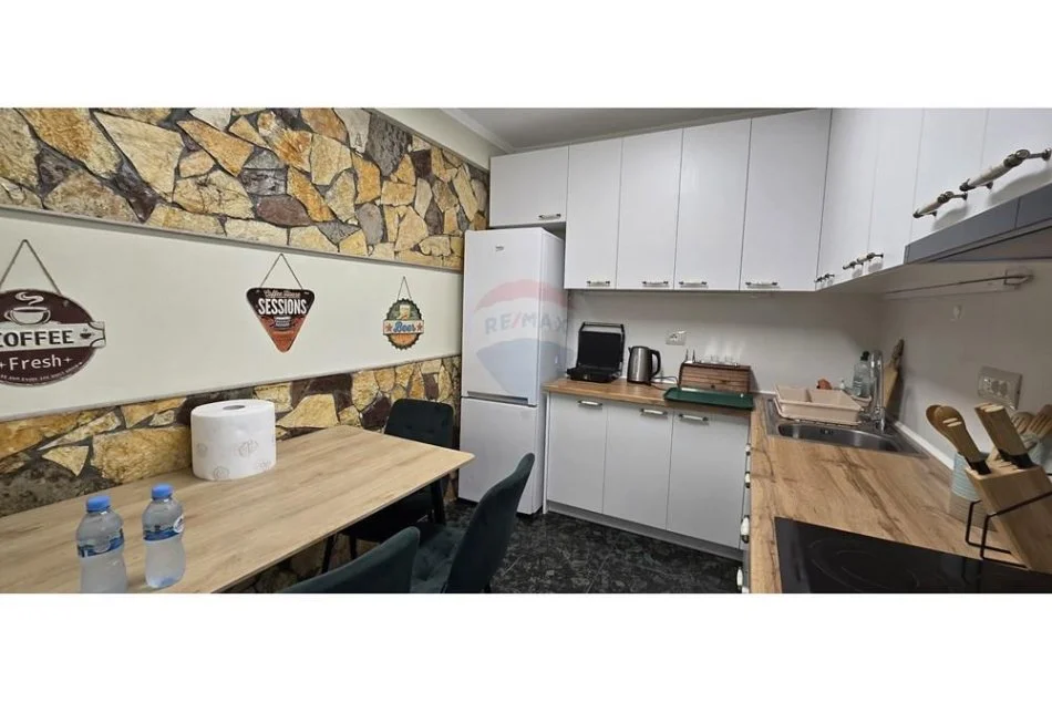 Tirane, jepet me qera apartament 2+1+Aneks+Ballkon , 100 m² 800 € (Pazari i Ri)