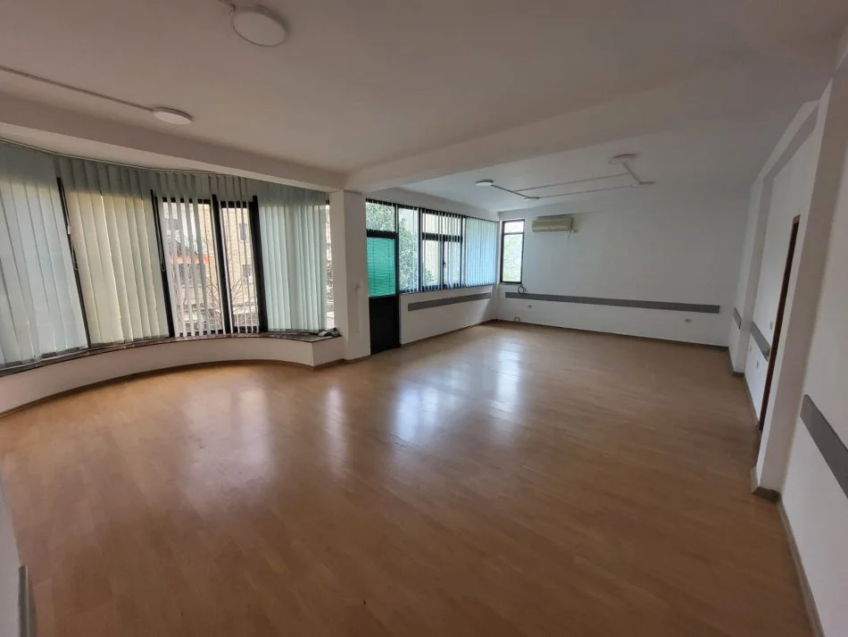 Tirane, jepet me qera ambjent biznesi Kati 1, 366 m² 2.300 € (Rruga Kujtim Laro)