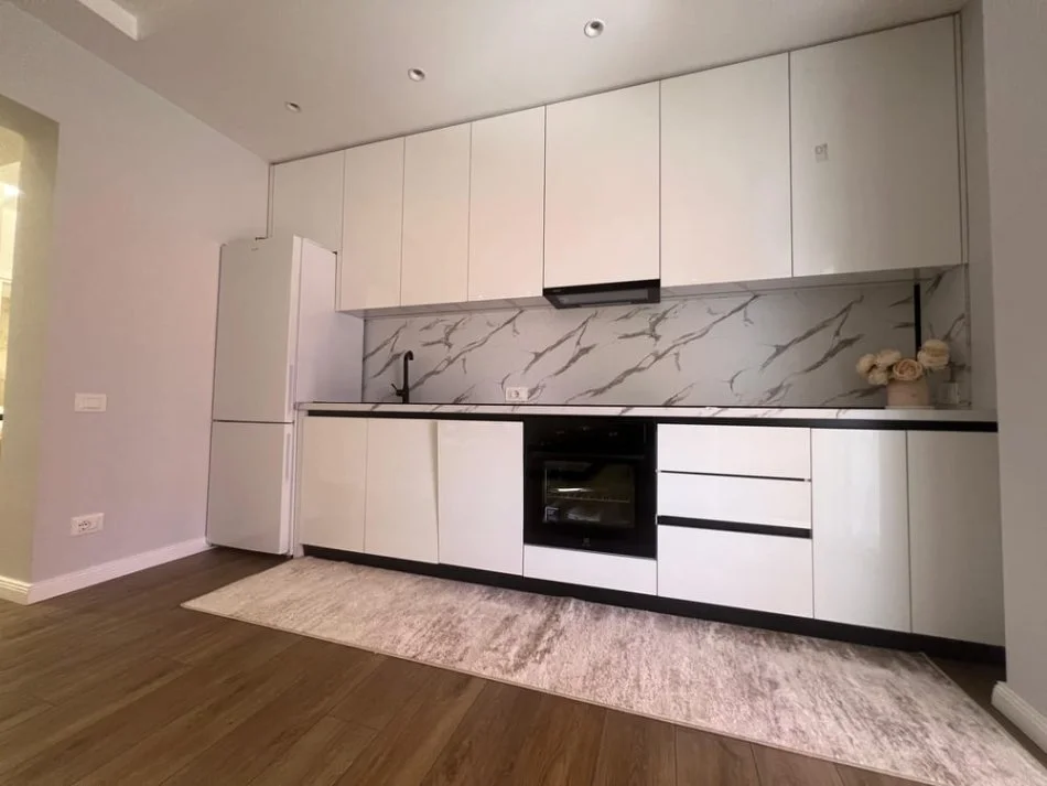 Tirane, jepet me qera apartament 1+1+Ballkon Kati 2, 75 m² 800 € (RRUGA E DURRESIT)