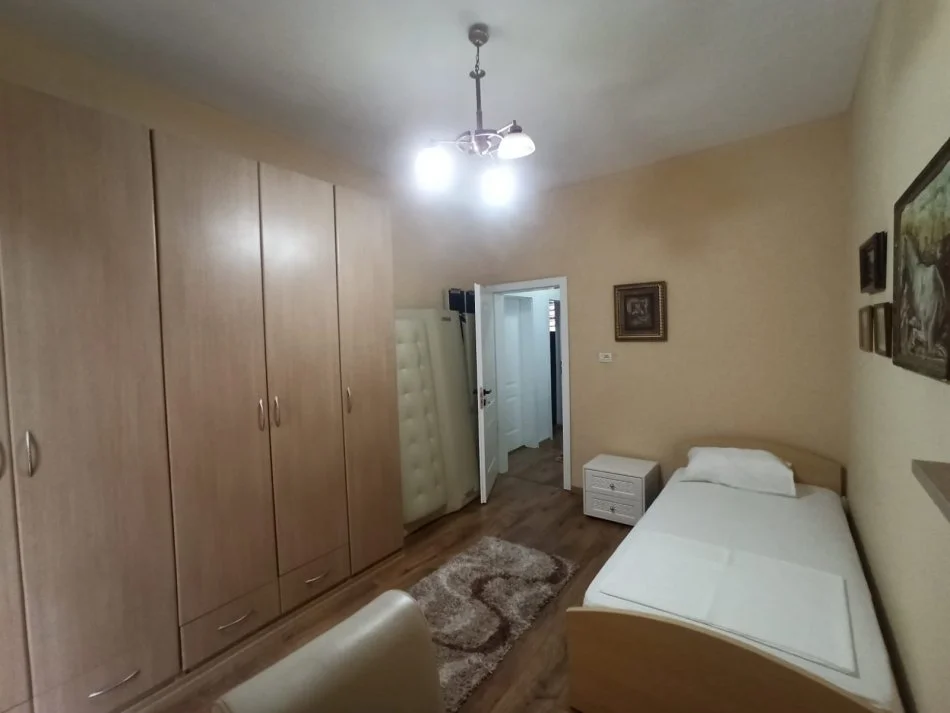 Tirane, jepet me qera apartament 2+1 Kati 4, 70 m² 500 € (Rruga Muhamet Gjollesha)