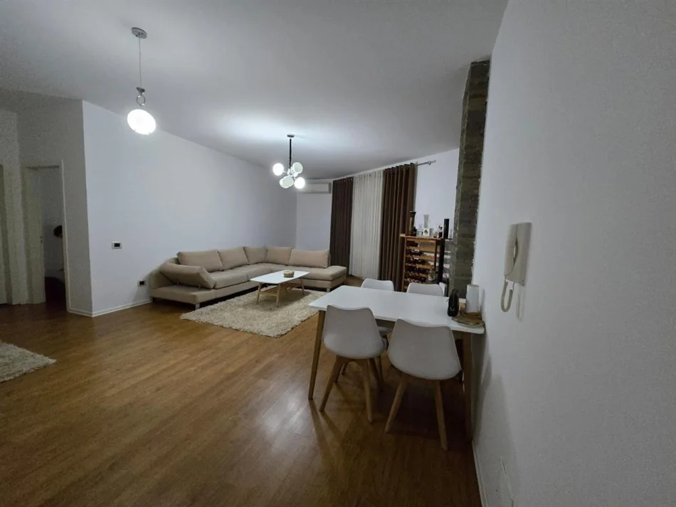 Tirane, jap me qera apartament 1+1+Ballkon Kati 3, 90 m² 600 € (Liqeni i Thate, afer hotel Radisson)