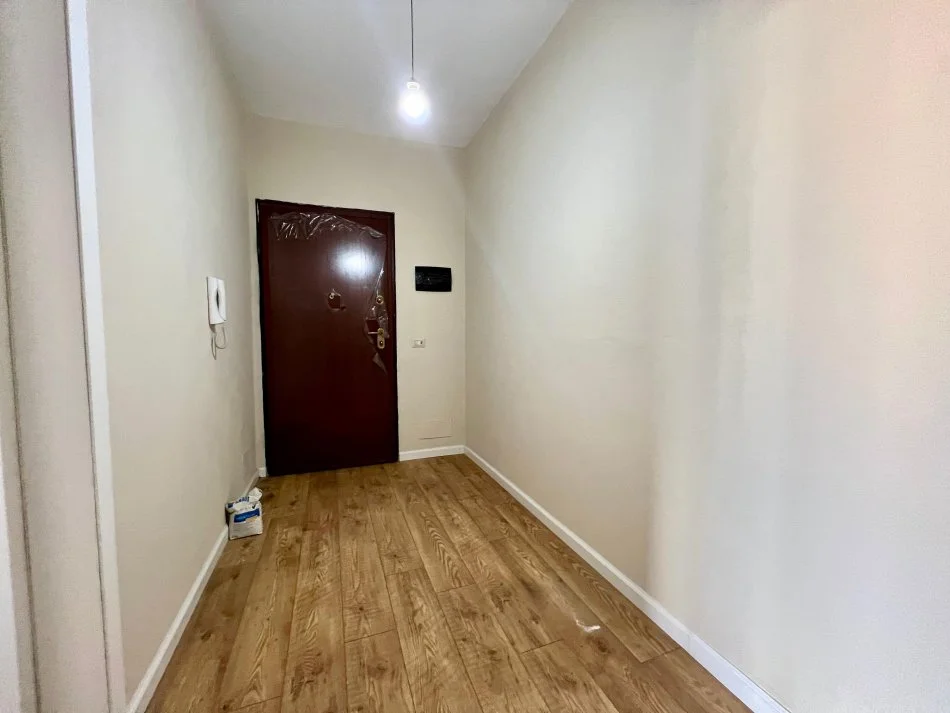 Tirane, jepet me qera ambjent biznesi Kati 5, 100 m² 800 € (QENDER)