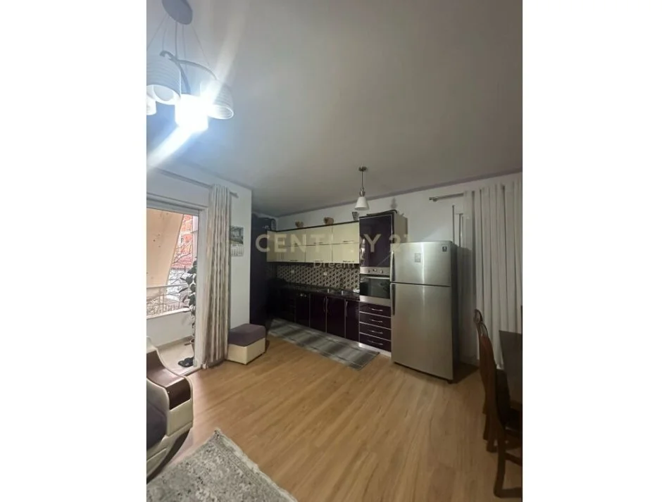 Tirane, jepet me qera 2+1 Kati 2, 101 m² 480 € ,Fresk