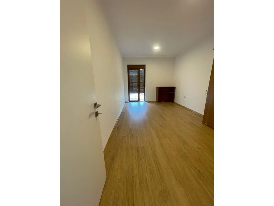 Tirane, jepet me qera apartament 2+1+Aneks+Ballkon Kati 5, 125 m² 500 € (selite)