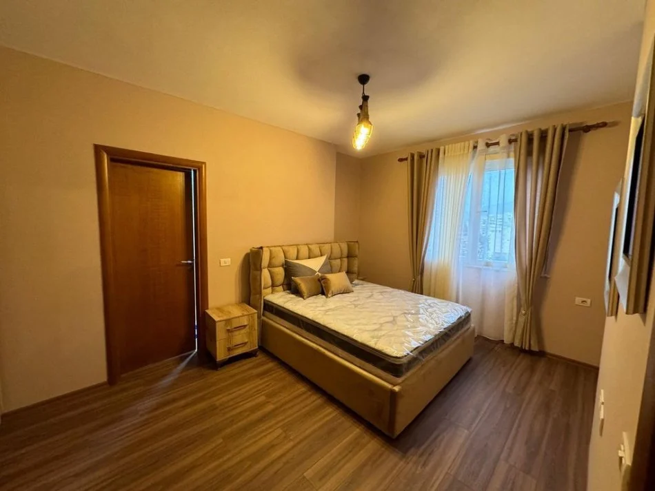 Tirane, jepet me qera apartament 2+1+Aneks+Ballkon Kati 9, 97 m² 700 € (rruga fuat toptani)