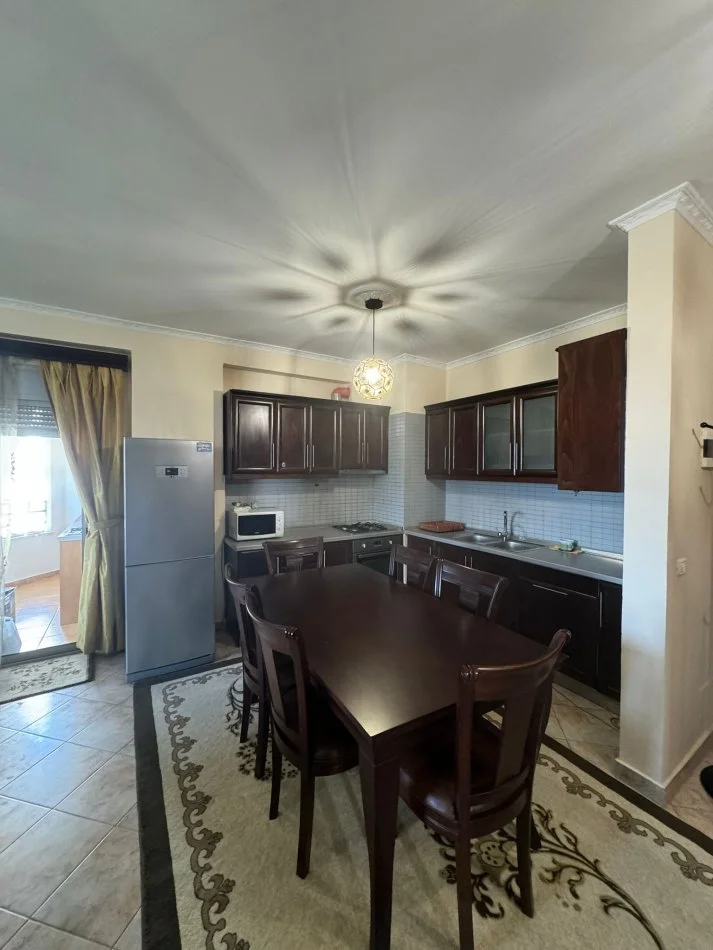 Tirane, jepet me qera apartament 3+1+Ballkon Kati 2, 400 € (thesari, fresk)