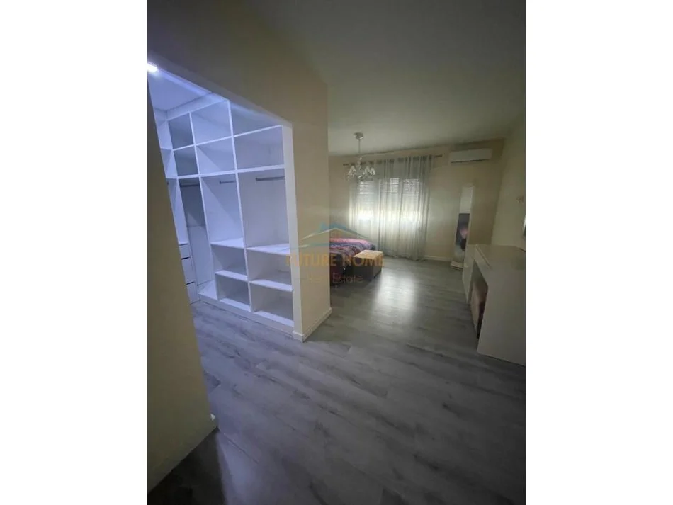 Tirane, jepet me qera apartament 2+1+Aneks+Ballkon Kati 5, 155 m² 1.500 € (qender)