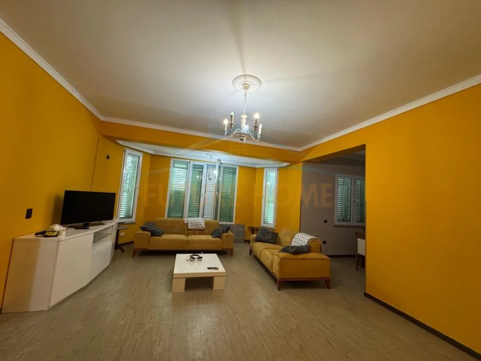 Durres, jepet me qera Vile Kati 3, 384 m² 1.000 € (Kryqit të Kuq, Durrës)