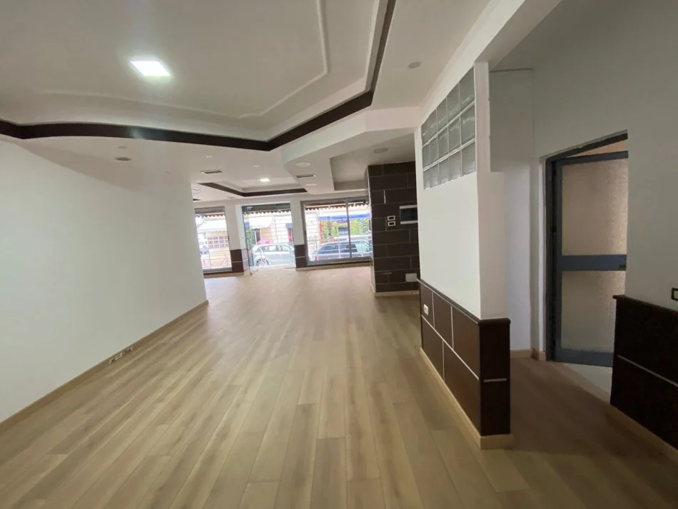 Tirane, jepet me qera ambjent biznesi Kati 1, 115 m² 1.000 € (Vasil Shanto)