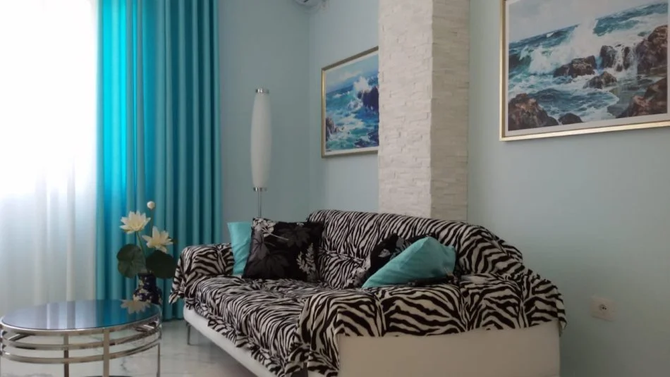 Tirane, jepet me qera apartament 1+1 Kati 2, 65 m² 600 € (Liqeni i Thatë)