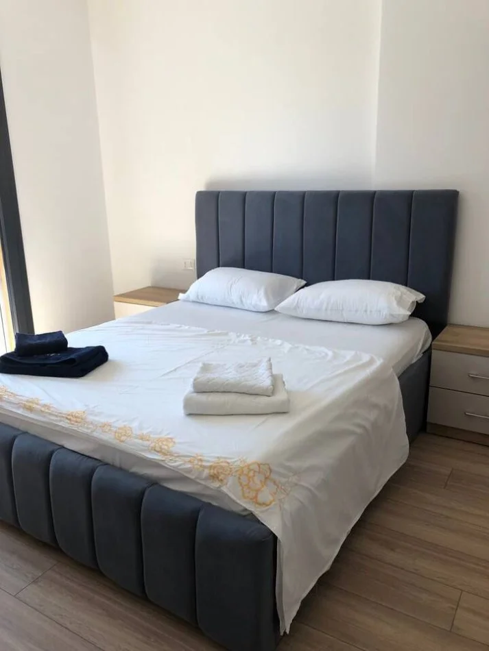 Tirane, jepet me qera apartament 1+1 Kati 8, 70 m² 600 € (Xhamlliku)