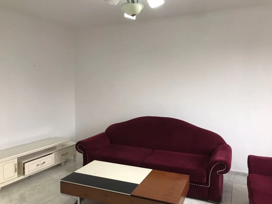 Tirane, jepet me qera apartament 1+1 Kati 3, 70 m² 300 € (Allias)