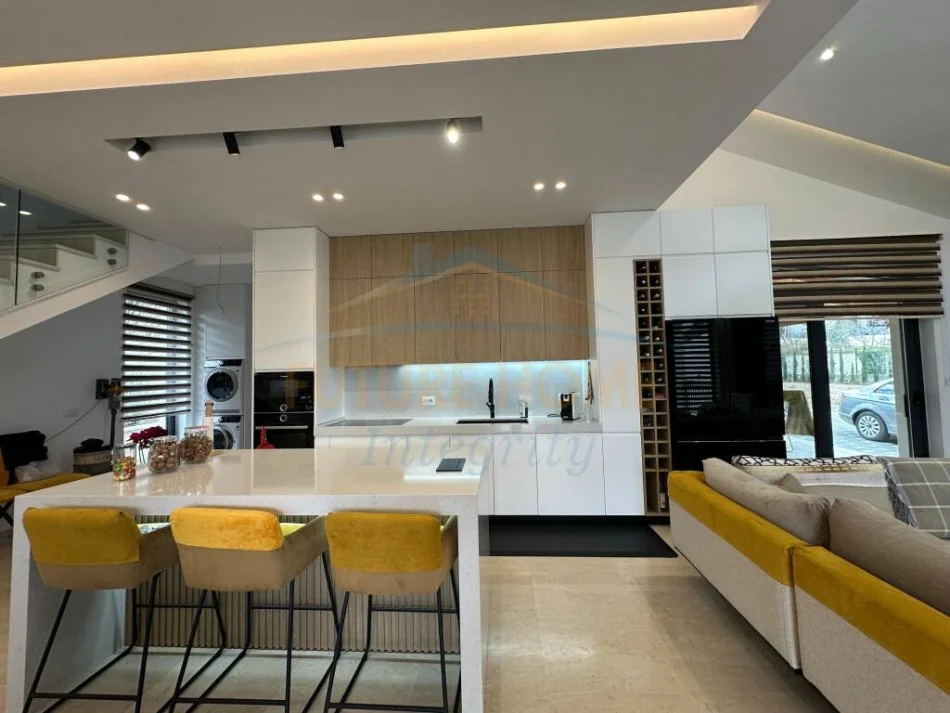 Tirane, jepet me qera Vile , 200 m² 3.500 € (BERZHIT)