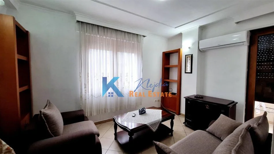 Tirane, jap me qera apartament 1+1+Ballkon Kati 6, 60 m² (Rruga e Barrikadave, afer Gjimnazit Sami Frasheri)