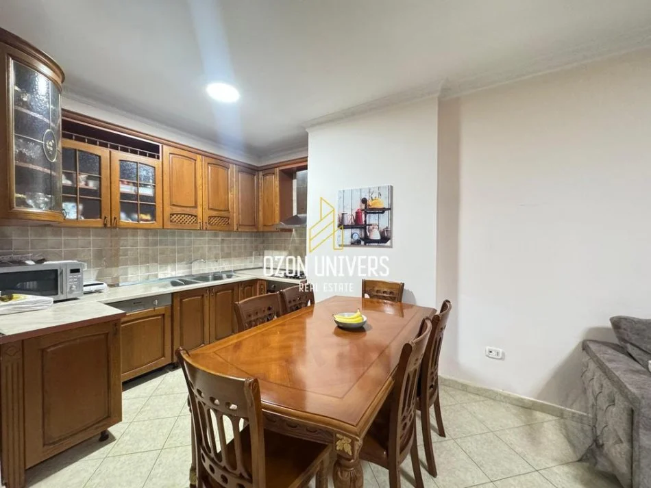 Tirane, jepet me qera apartament 2+1+Ballkon Kati 6, 120 m² 700 € (Ish Ekspozita)