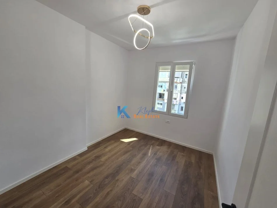 Tirane, shitet apartament 2+1+Ballkon Kati 4, 75 m² 185.000 € (Myslym Shyr, prane shkolles Pjeter Budi)