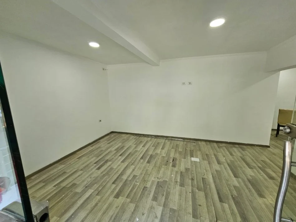 Tirane, jap me qera dyqan Kati 0, 40 m² 700 € (Rruga Bardhyl)