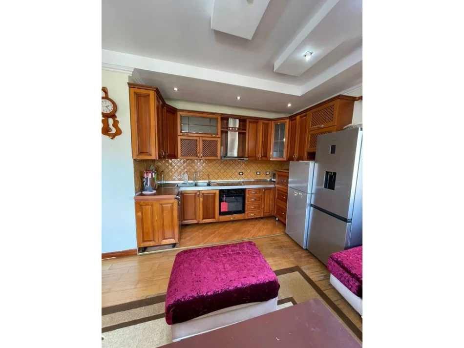 Tirane, jepet me qera apartament 2+1+Aneks+Ballkon Kati 5, 96 m² 600 € (vasil shanto)