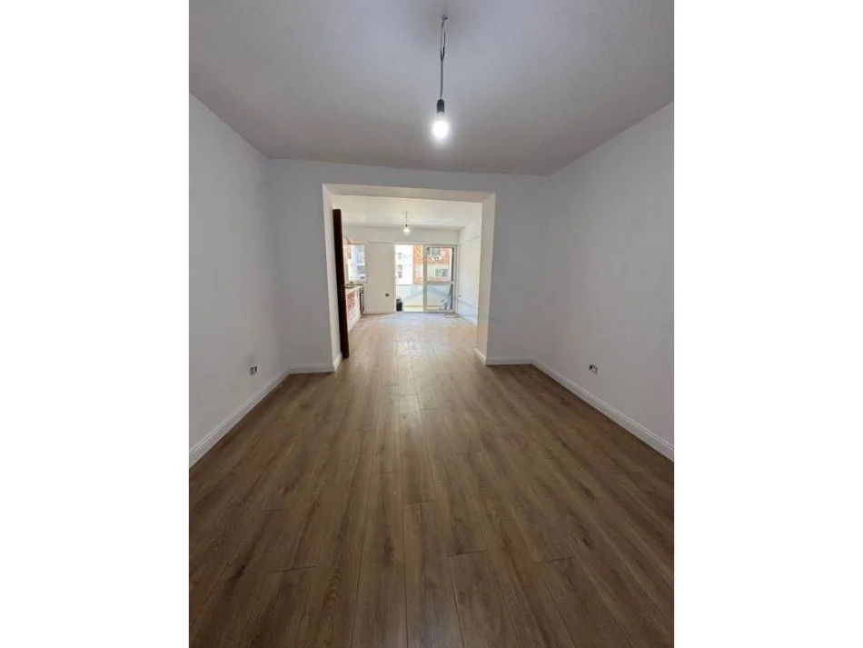 Tirane, jepet me qera apartament 2+1+Aneks+Ballkon Kati 2, 93 m² 900 € (blloku)