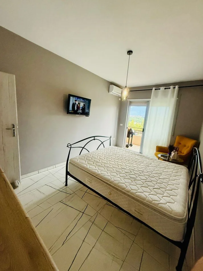 Tirane, jepet me qera apartament 2+1 Kati 4, 130 m² 1.300 € (Liqeni i Thate)