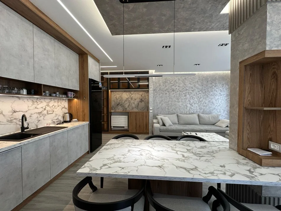 Tirane, jepet me qera apartament 2+1 Kati 5, 107 m² 1.000 € (Shkolla e Kuqe)