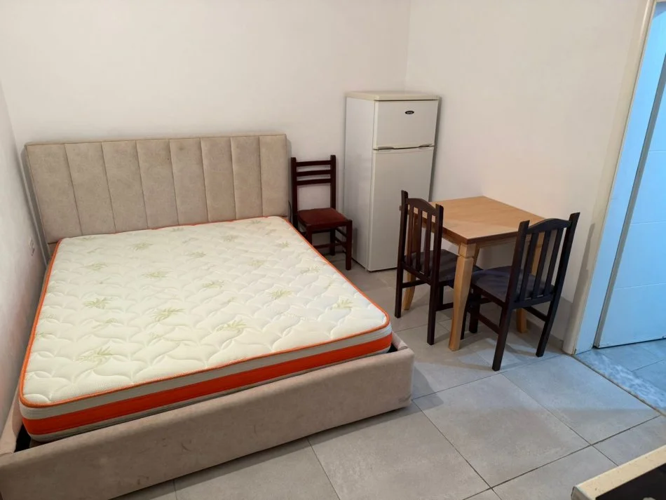 Tirane, jepet me qera apartament 1+1 Kati 0, 35 m² 250 € (Rruga dibres)