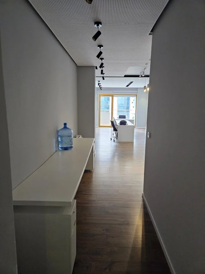 Tirane, jepet me qera zyre Kati 3, 160 m² 3.000 € (Bllok)