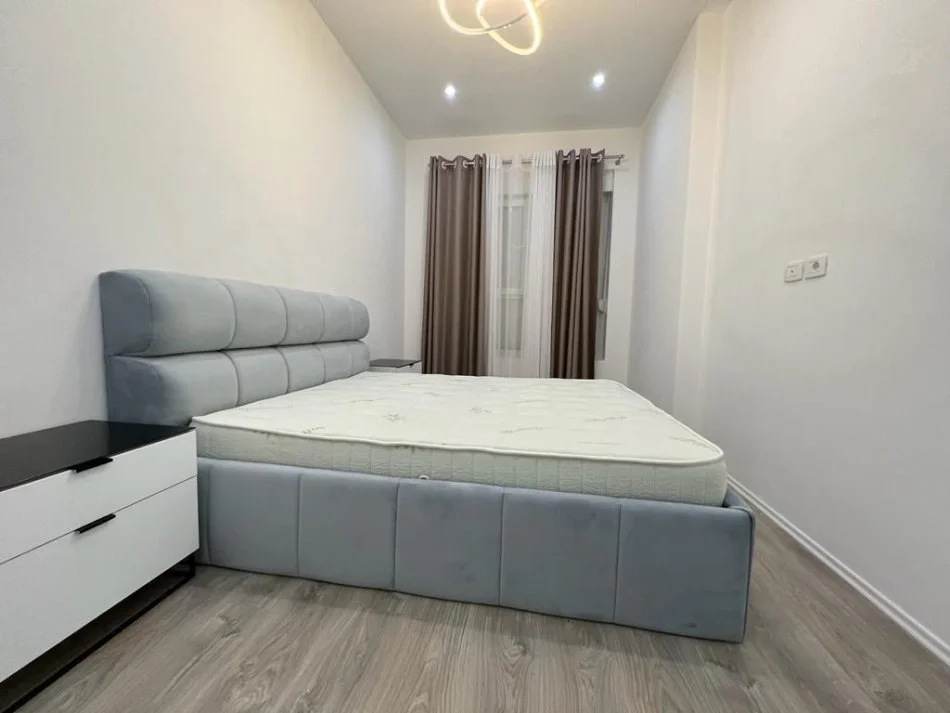 Tirane, jepet me qera apartament 2+1 Kati 3, 100 m² 450 € (Ali Demi)