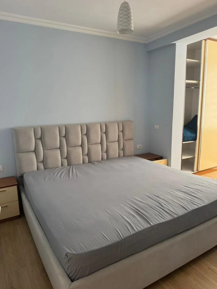 Tirane, jepet me qera apartament 2+1 Kati 4, 93 m² 1.000 € (Liqeni i Thatë)