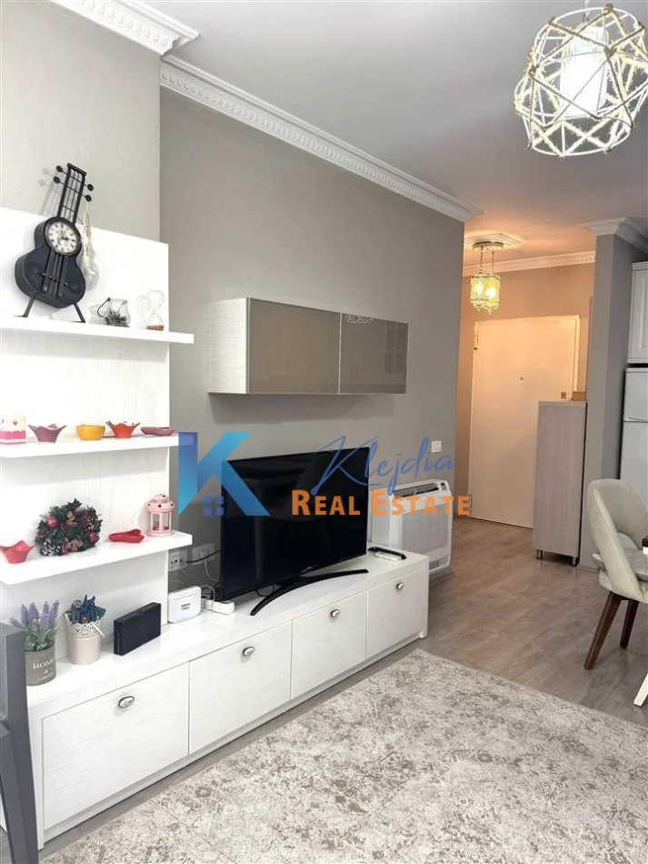 Tirane, jap me qera apartament 1+1+Ballkon Kati 3, 60 m² 600 € (Kompleksi Kontakt, 21 Dhjetori)